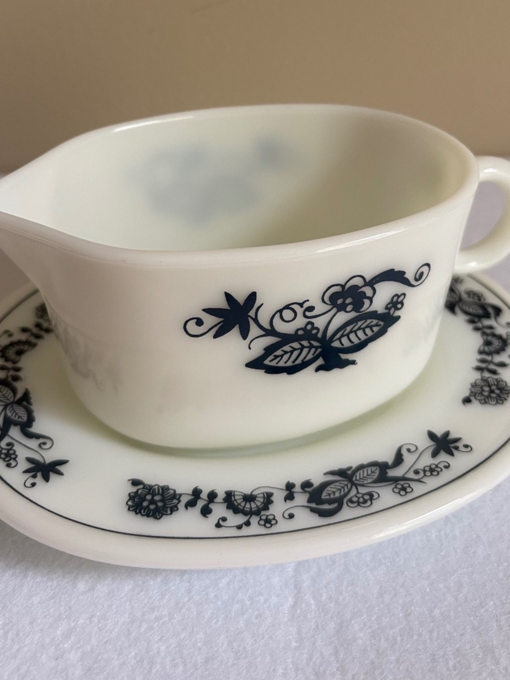 Pyrex Blue Onion Gravy Boat with Liner